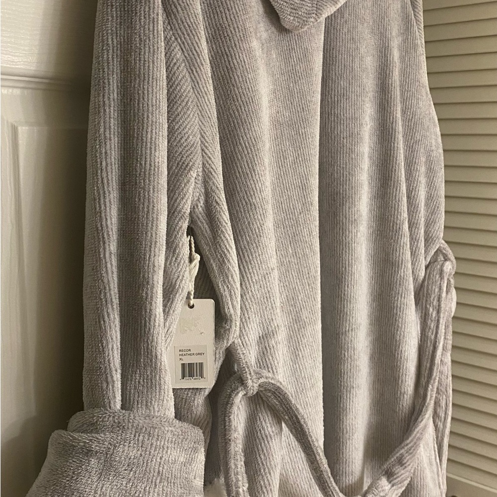 NWT Robe - Picture 7 of 7
